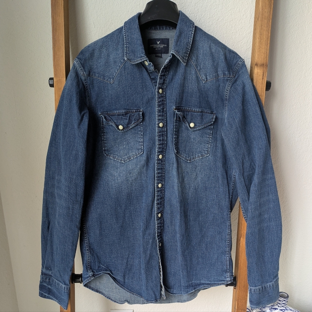 American Eagle Outfitters Men's Blue Denim Shirt - Size S